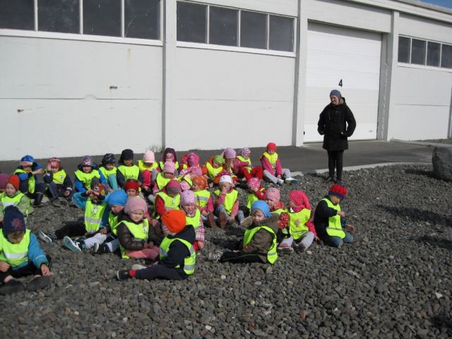 Leikskólabörn fá harðfisk 2014