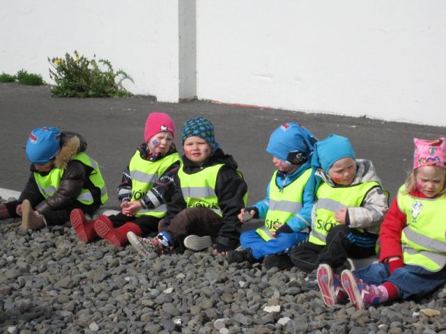 Leikskólabörn fá harðfisk 2014