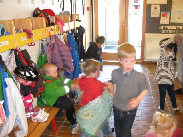 Leikskólabörn fá harðfisk 2014