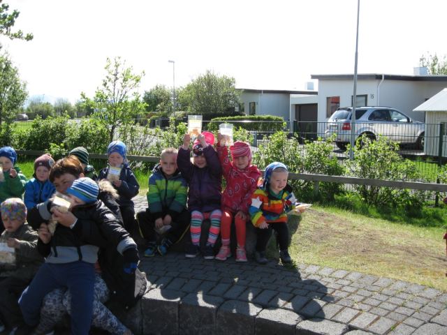 Leikskólabörn fá harðfisk 2014