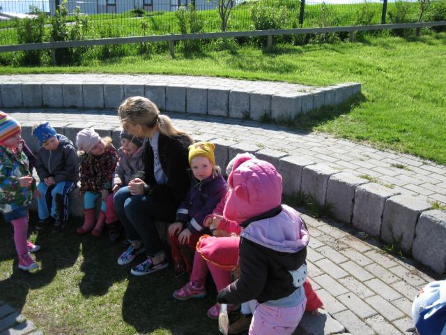 Leikskólabörn fá harðfisk 2014