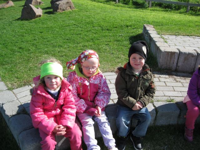 Leikskólabörn fá harðfisk 2014
