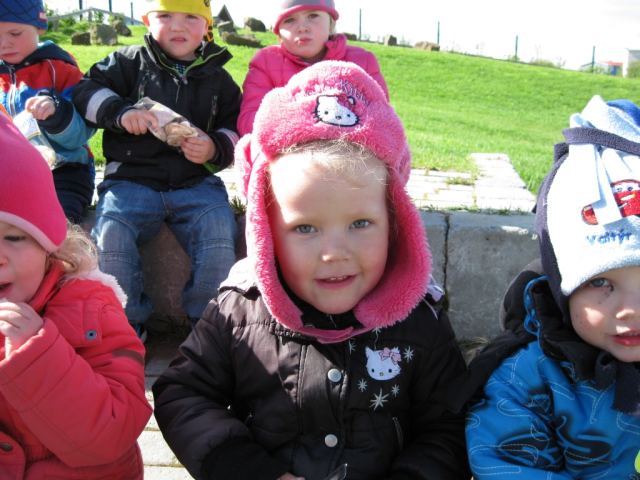 Leikskólabörn fá harðfisk 2014