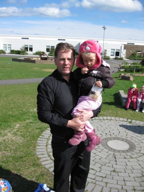 Leikskólabörn fá harðfisk 2014