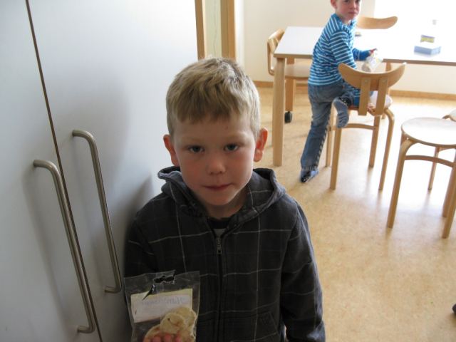 Leikskólabörn fá harðfisk 2014