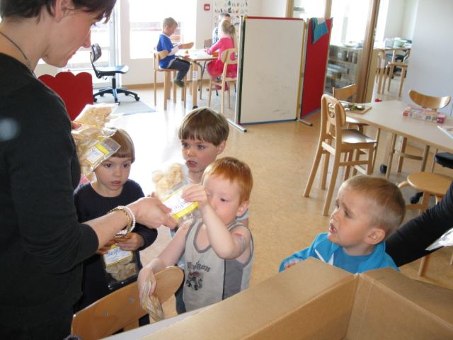 Leikskólabörn fá harðfisk 2014