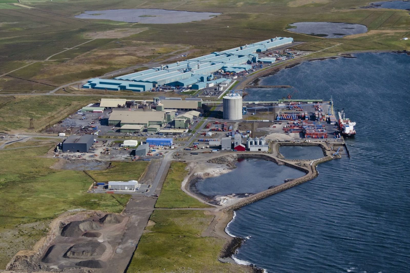 Kosningu um verkföll í báðum verksmiðjunum á Grundartanga frestað fram í næstu viku