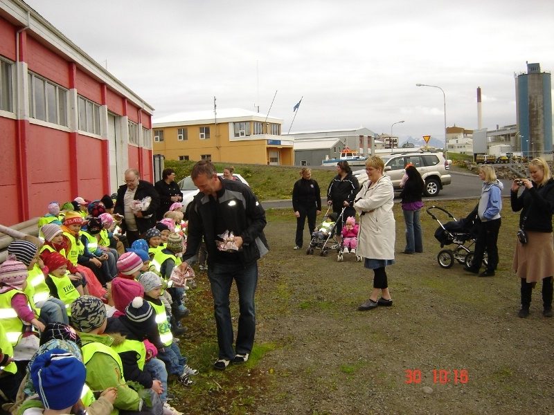 400 leikskólabörn fengu harðfiskpoka frá Verkalýðsfélagi Akraness
